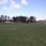 Trainingsplatz vorne und Hauptplatz hinten